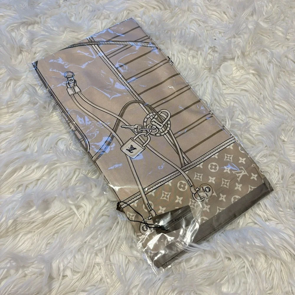 My Neverfull Shawl 35x35 inch luxury vibes Silky scarf LOUIS VUlTTON‼️LAST ONE